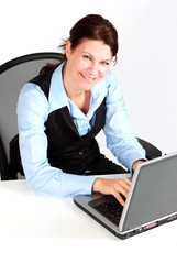 lachende Geschäftsfrau mit Laptop