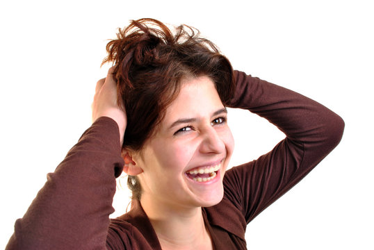 junge Frau hält ihr hochgestecktes Haar