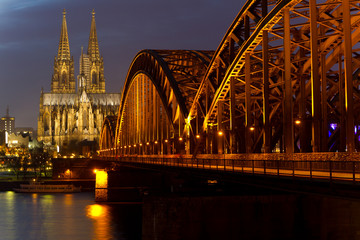 Kölner Dom, Hohenzollernbrücke