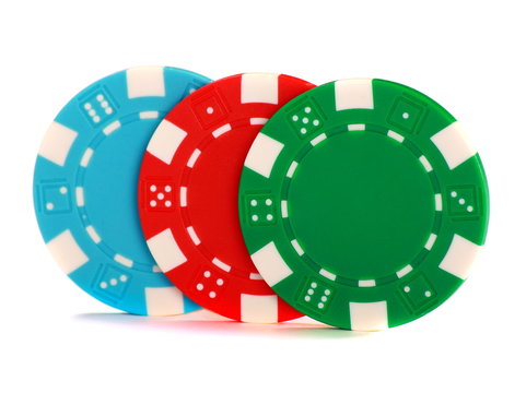 Цветные фишки для покера на белом фоне.
