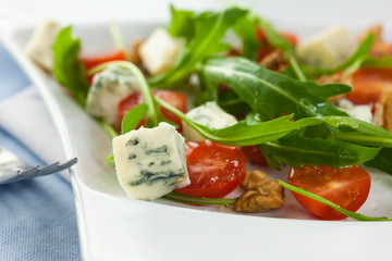 Salad with gorgonzola cheese and walnuts