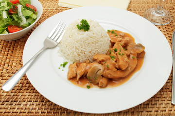 Hähnchenbrustgeschnetzeltes, Reis, Salat