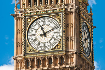 Fototapeta na wymiar Close up of the London's famous landmark - the Big Ben, at Palac