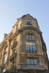 Fototapeta na wymiar Immeuble ancien du quartier Invalides à Paris