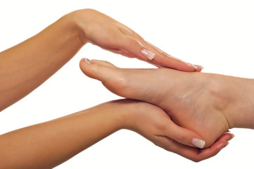 Therapeutin massiert Fuss einer jungen Frau