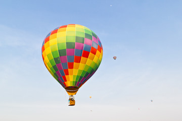 Fototapeta na wymiar colorful hot air balloon against blue sky