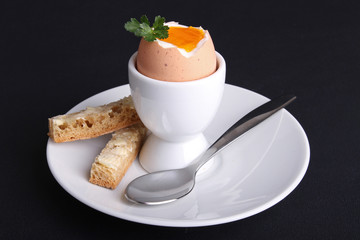 oeuf à la coque sur fond noir