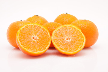 Mandarinen mit Wassertropfen vor weissem Hintergrund