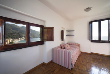 interno di camera da letto arredata