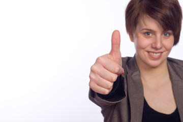 Junge Frau mit Daumen nach oben