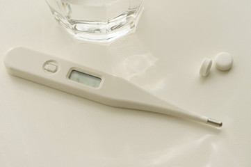 Fototapeta premium 体温計と薬