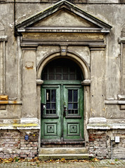 Fototapeta na wymiar stary dom z wyblakły fasady wejście