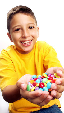 Ni&ntilde;o sosteniendo golosinas.