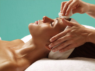 Joven tratamiento facial.