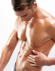 Tocando los abdominales.