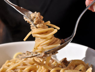 spaghettis pâtes cuillère et fourchette sur fond noir
