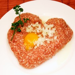 Hackfleisch mit Ei und Zwiebeln