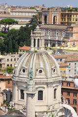 Fototapeta na wymiar Traian kolumny i Santa Maria di Loreto w Rzymie, Włochy
