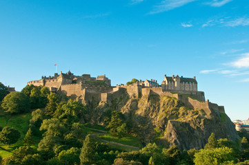Naklejka premium Zamek w Edynburgu w pogodny, słoneczny dzień