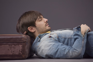 Obraz premium man relaxing on suitcase