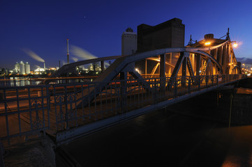alte Drehbrücke bei Nacht