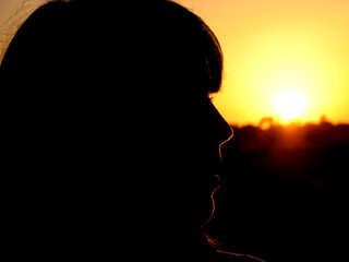 Perfil de una chica en el atardecer