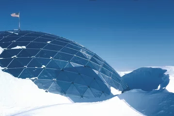 Foto op Plexiglas dertig voet sneeuw drijft rond de koepel op de zuidpool © westwindgraphics