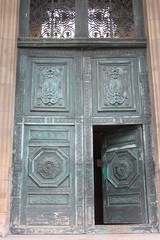 Porte monumentale en bronze d'une église à Paris