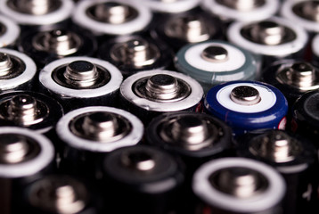 viele Batterien von schräg oben