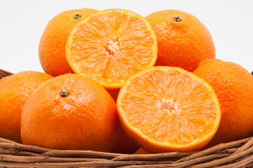 Mandarinen mit Wassertropfen in Korb