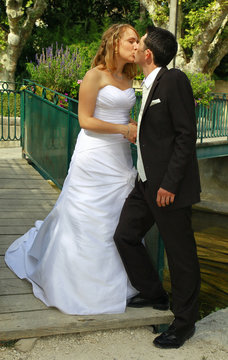 embrasser la mari&eacute;e