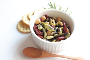 豆のサラダと野菜クラッカー