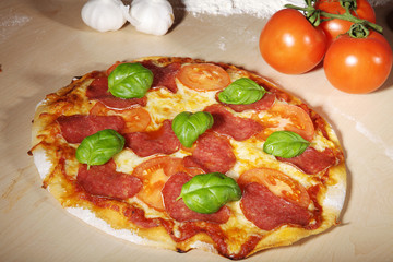 Salami Pizza gebacken mit Deko