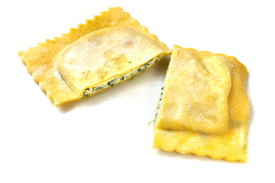 Tortello di pasta fresca con ripieno di ricotta e spinaci