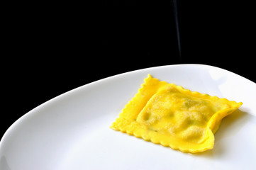 Tortello fumante ripieno di ricotta e spinaci