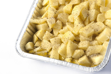 vassoio di alluminio con patate