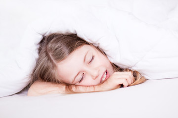 junges mädchen bett