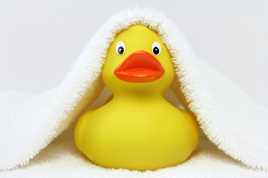 badeente unter badetuch