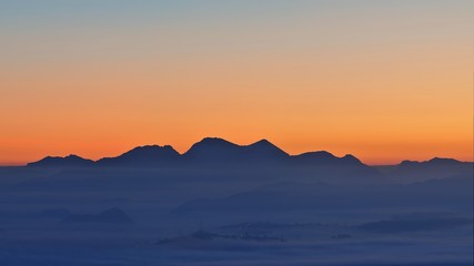 Silueta en la montaña