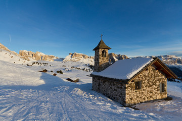 Fototapeta na wymiar Bergkapelle in den Dolomiten