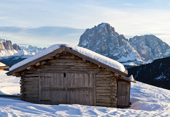 Hütte in Südtirol, Langkofel im Hintergrund