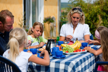 Familie beim Kaffee trinken im Garten