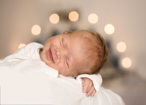 schlafendes l&auml;chelndes Baby