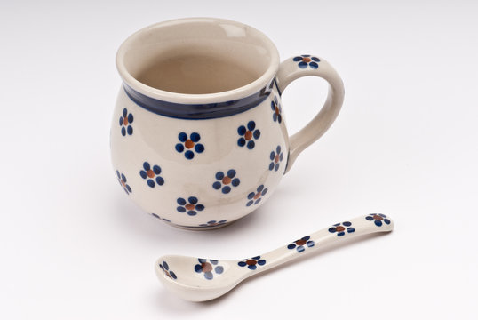 tasse et cuill&egrave;re en porcelaine