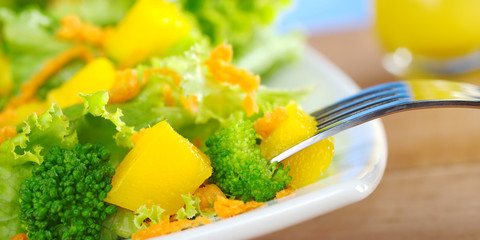 Fresh and light broccoli-mango-carrot salad
