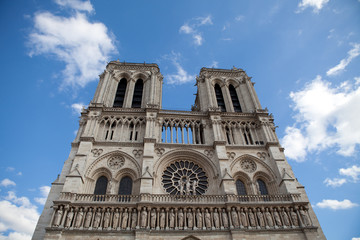 Fototapeta na wymiar Słynnej gotyckiej katedry Notre-Dame na wyspie Cite w Paryżu Fra