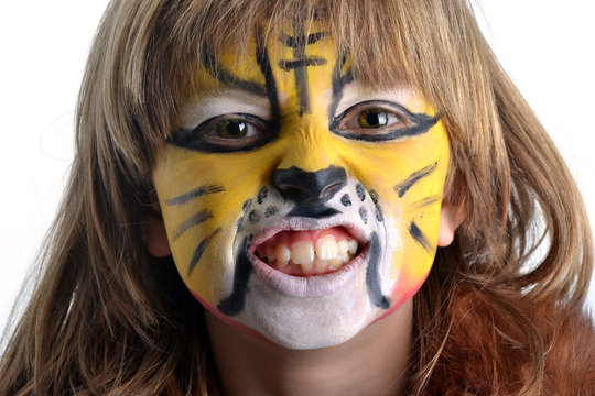 Carnaval - Visage d'enfant maquill&eacute; et feulant