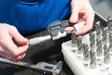 Measuring with micrometer gauge