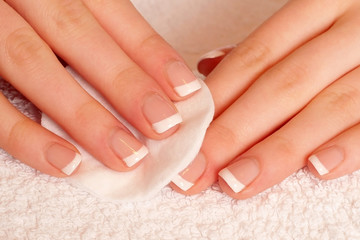 Nagelreinigung mit Wattepad