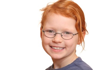 Porträt eines lächelnden rothaarigen Mädchens mit Brille